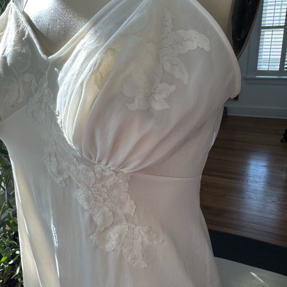 Elegant Vintage 1960’s White Lace Slip Dress with Floral Lace Details - Picture 4 of 12